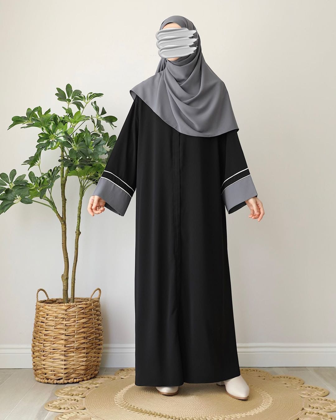 Lahzaa Front Zip Abaya with Stoller