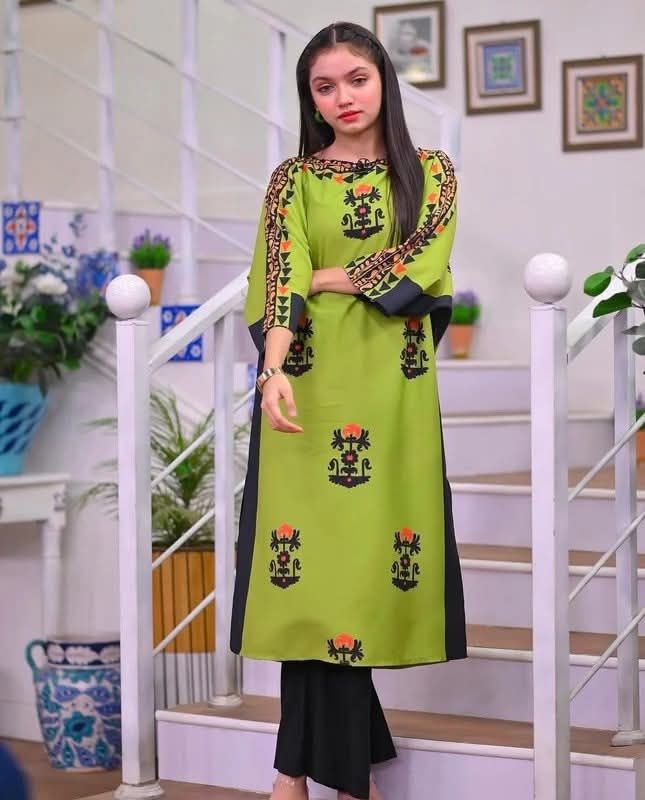 Sabz-e-Gulzaar 2-Piece Kurta & Trouser Set